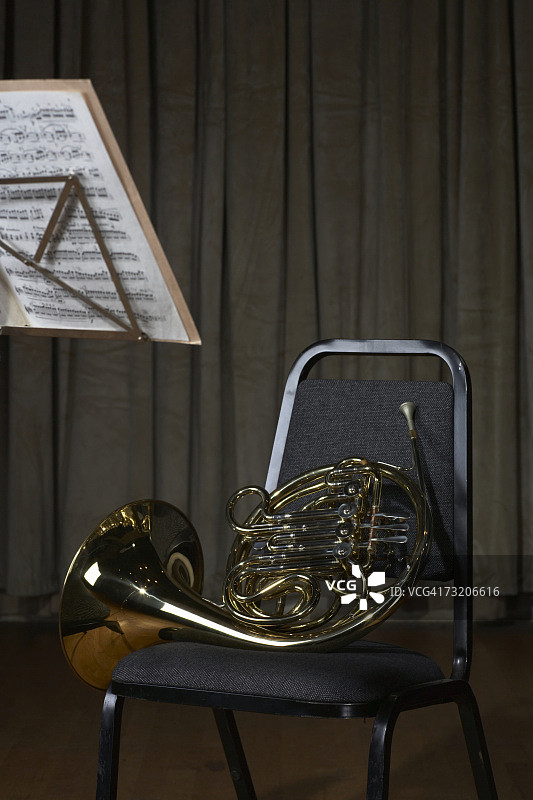 椅子上的法国号图片素材