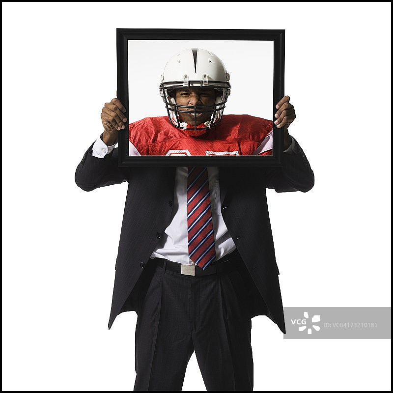 商人手持橄榄球运动员头盔图片图片素材
