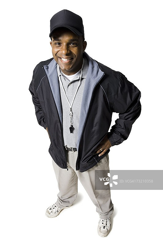 戴帽子和哨子的微笑教练图片素材