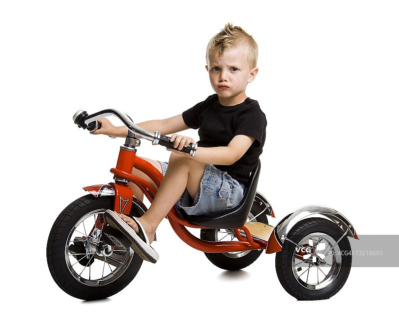 骑三轮车的男孩图片素材