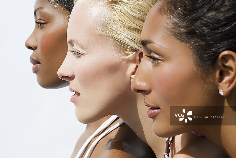 三位年轻女性的侧面照图片素材