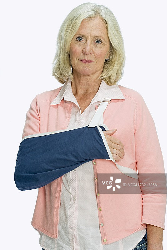 手臂缠着绷带的女人图片素材