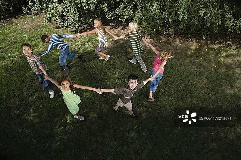 孩子们手拉手围成一个圈图片素材