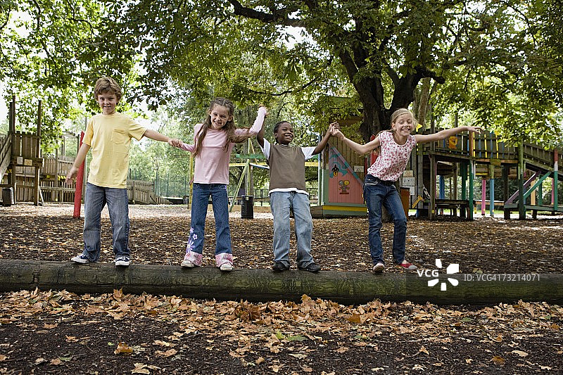 木头上的孩子们图片素材