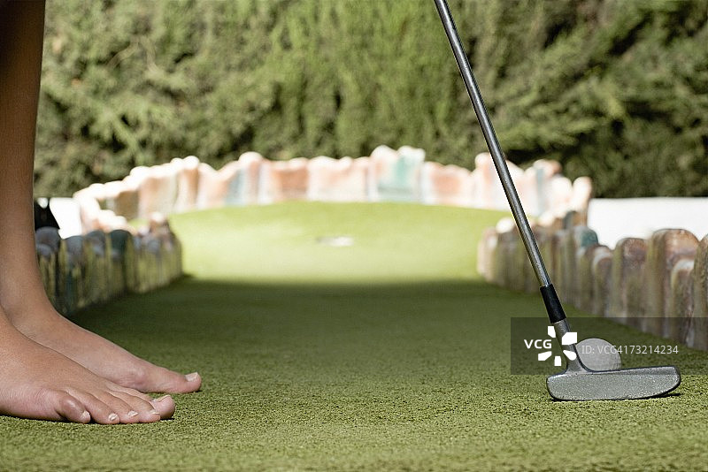 儿童玩迷你高尔夫图片素材