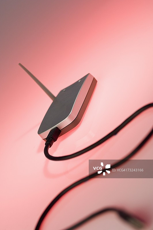 连接到无线路由器的电脑电缆特写图片素材