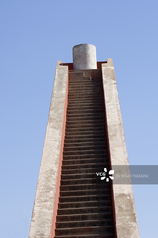 简塔·曼塔天文台日晷的仰视角度（印度新德里）图片素材