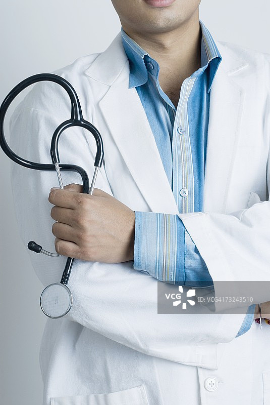 手持听诊器的男医生半身像视角图片素材