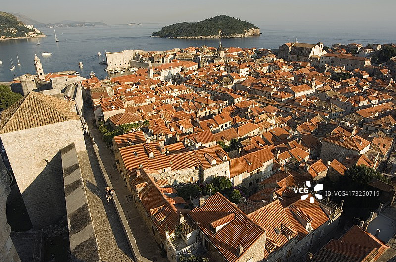克罗地亚杜布罗夫尼克老城区房屋和城墙图片素材