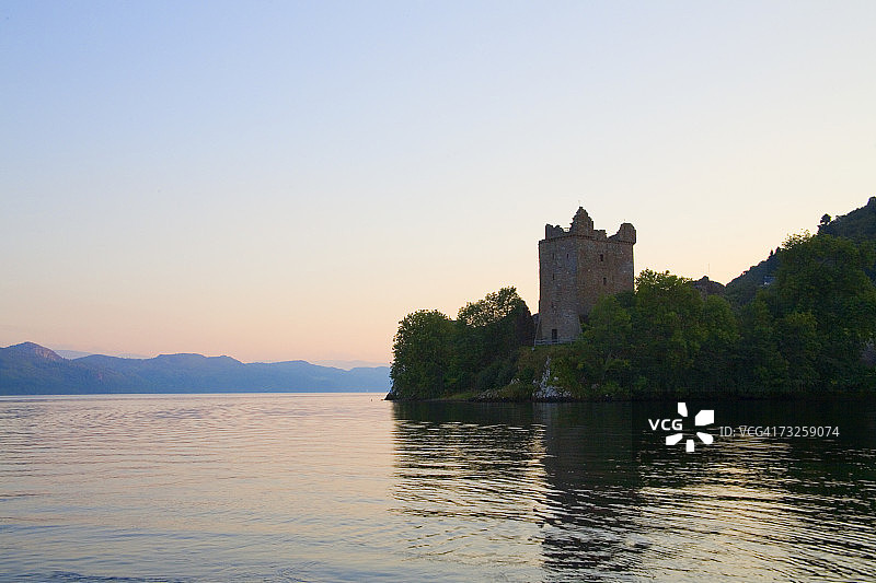 苏格兰高地厄克特城堡在尼斯湖畔的日落图片素材