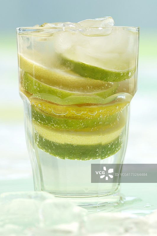 玻璃杯中的新鲜青柠汁和青柠片图片素材