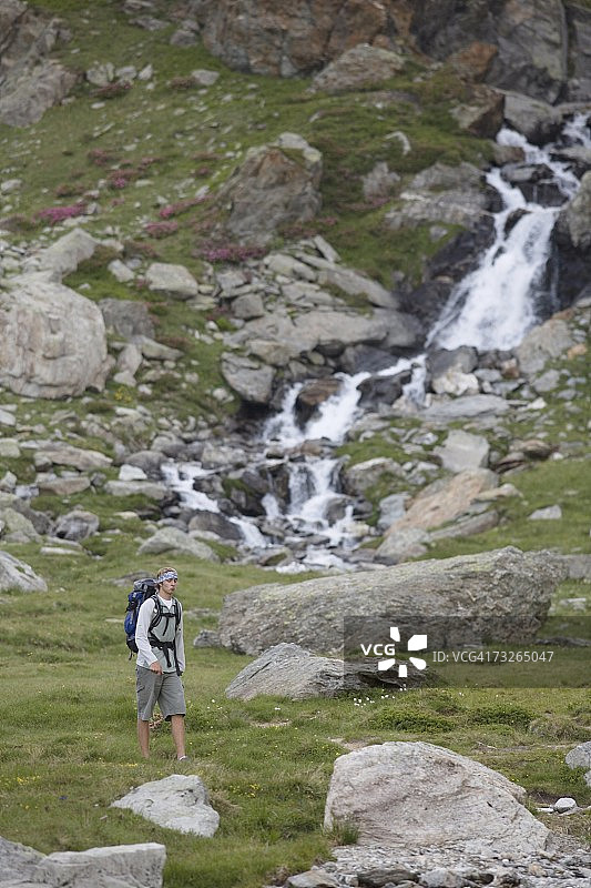 法国瓦努瓦兹国家公园：徒步旅行的青少年图片素材