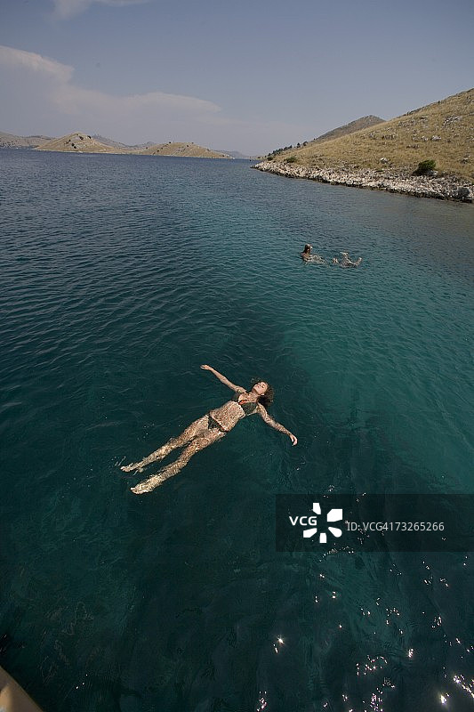 游泳者漂浮在蓝色亚得里亚海中图片素材
