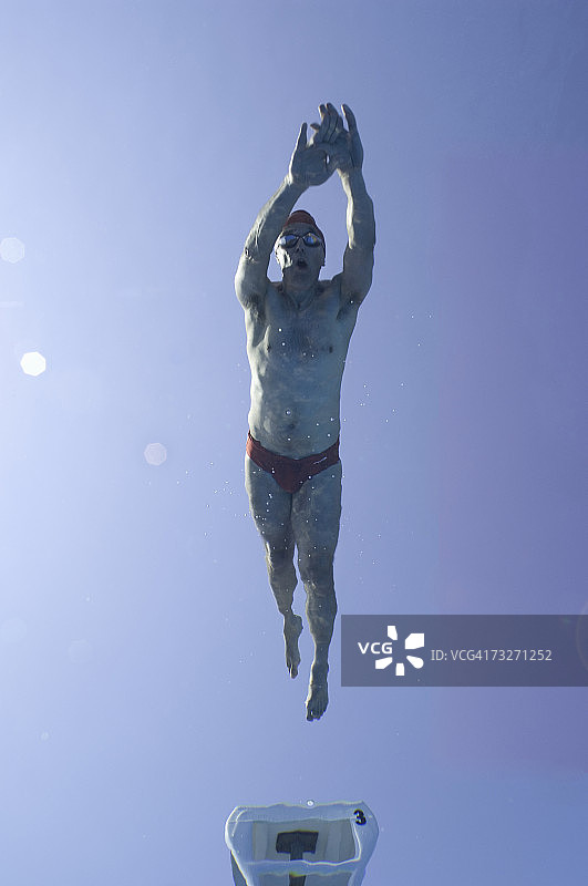游泳运动员从起跳台起跳（低角度）图片素材