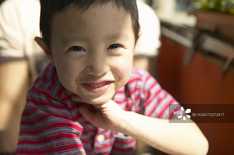 微笑的男孩（3-4岁）特写肖像图片素材