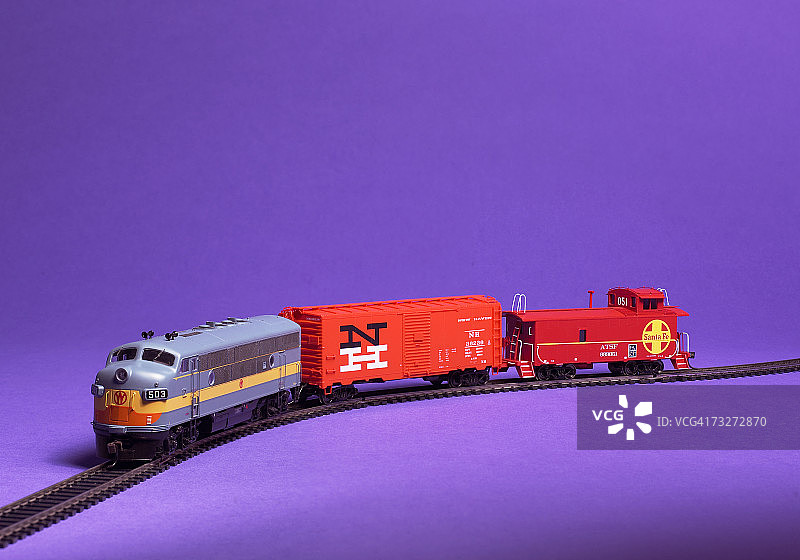 轨道上的玩具火车特写图片素材