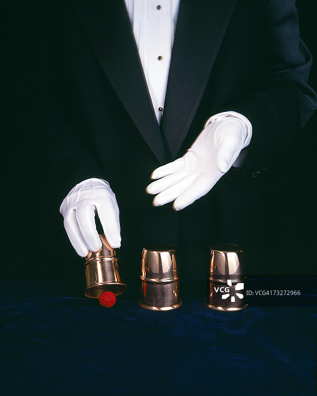 魔术师表演隐球戏法图片素材