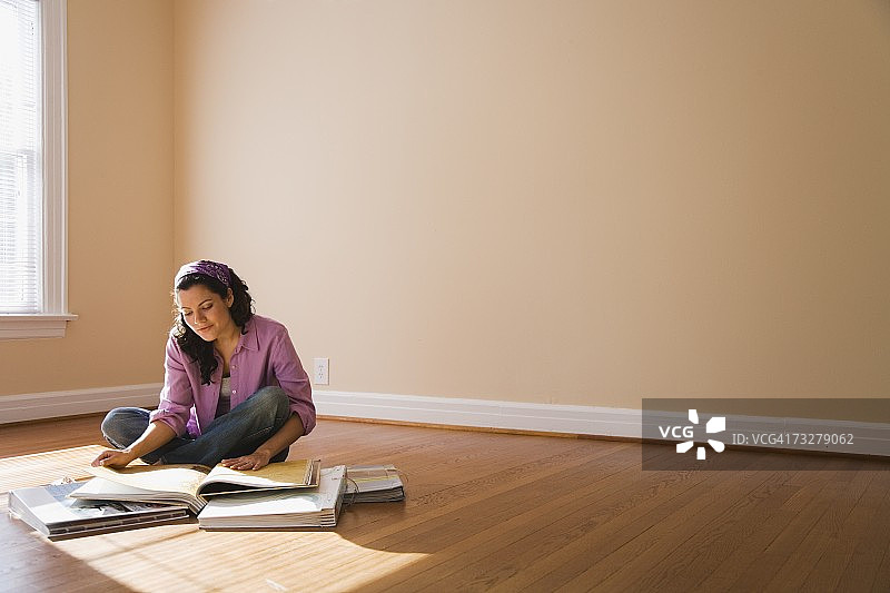 女人在新家里看纺织品样本图片素材