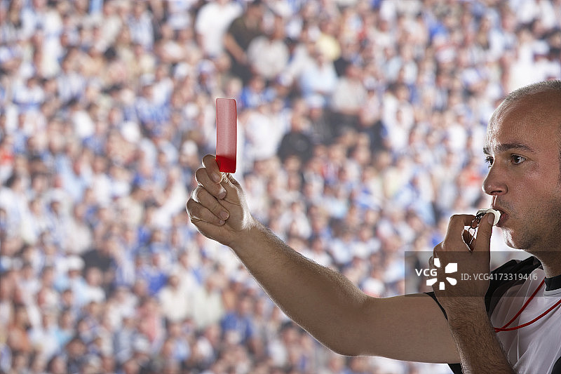 场上举起红牌的裁判侧视图图片素材