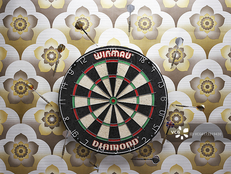 飞镖靶周围墙上的飞镖图片素材