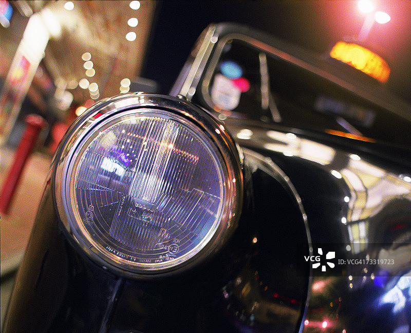 黑色出租车，聚焦前大灯图片素材