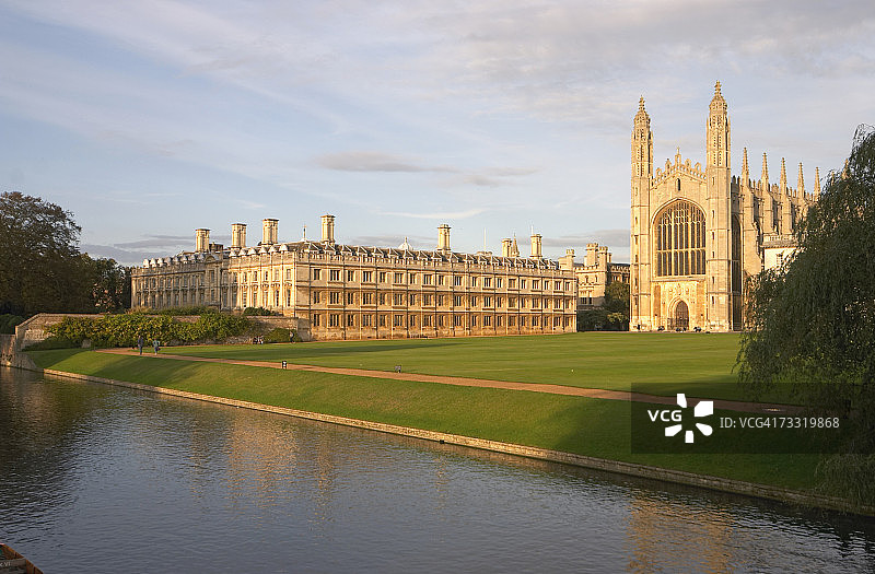 英格兰剑桥大学国王学院和克莱尔学院的黄昏景色图片素材
