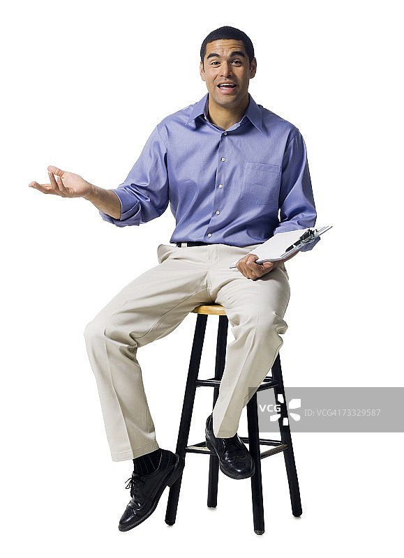 男人坐在写字板上手势的凳子上图片素材