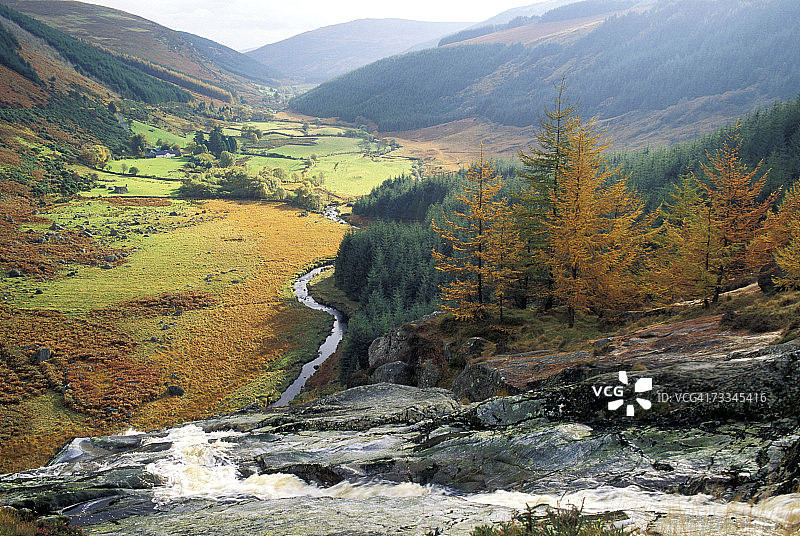 爱尔兰威克洛郡东南部鲍尔斯考特瀑布和山脉背景图片素材
