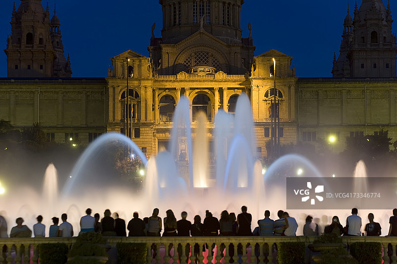蒙特惠奇宫与前景山脉图片素材