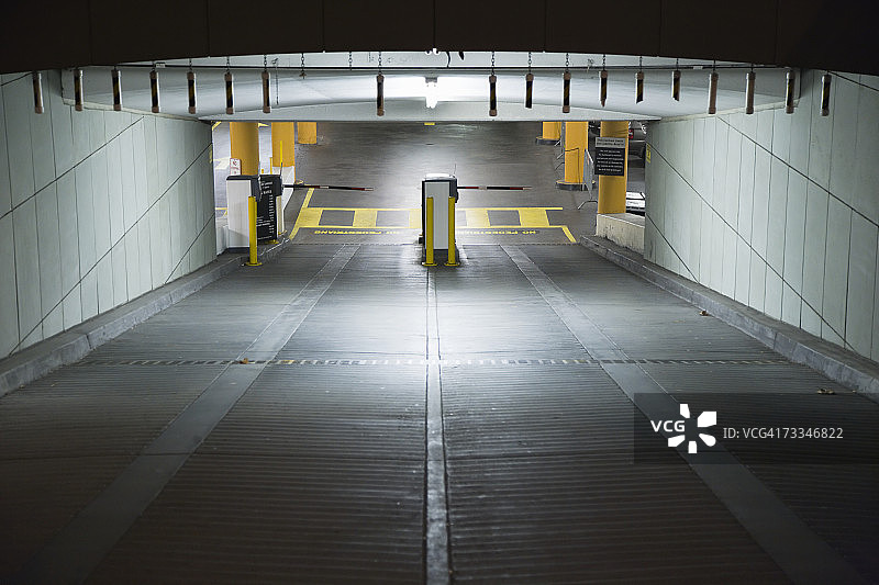 地下停车库的入口坡道图片素材