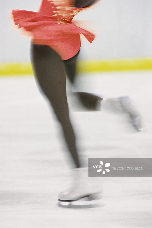 在溜冰场上表演的花样滑冰女运动员下半身图片素材