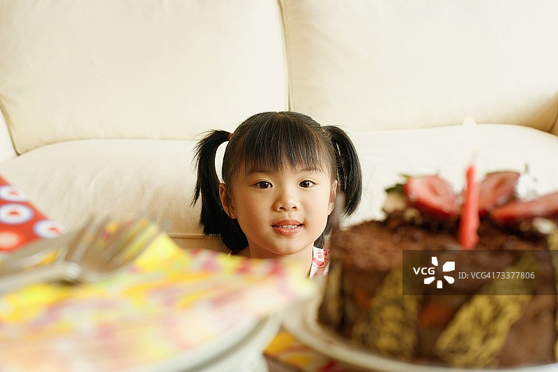 女孩近距离看着蛋糕图片素材