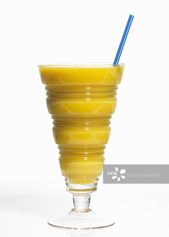 高脚杯中带蓝色吸管的橙子冰沙图片素材