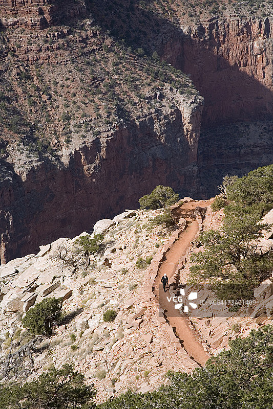 在美国亚利桑那州大峡谷南凯巴布步道徒步旅行的女人（航拍视角）图片素材