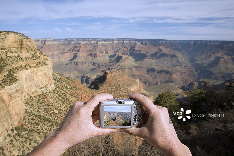女人拍摄美国亚利桑那州大峡谷图片素材