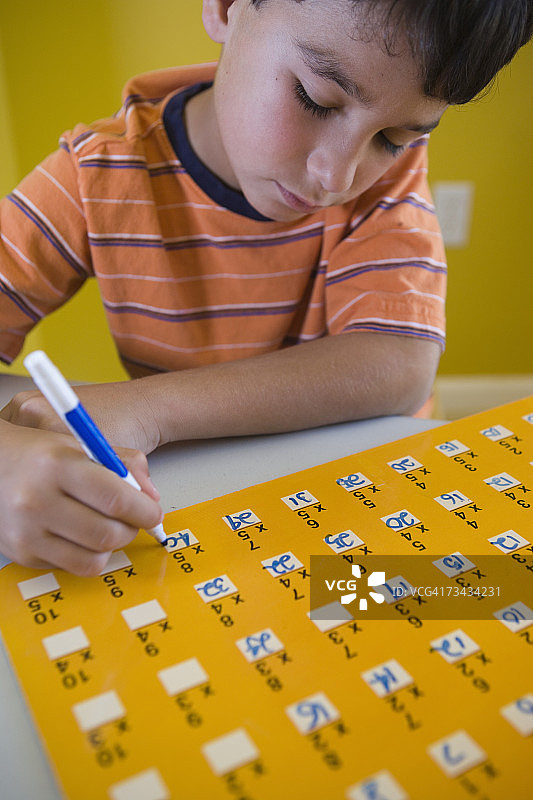 学习乘法口诀的男孩（7-9岁）图片素材