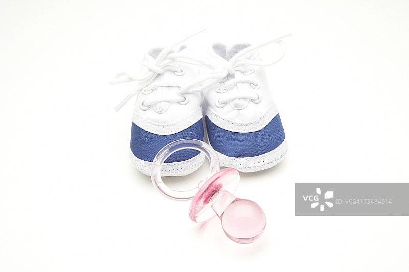 婴儿鞋和奶嘴图片素材