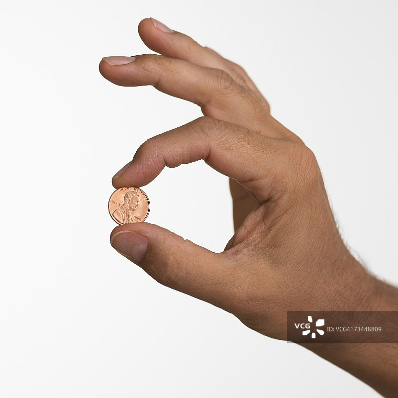 手持便士的男人特写镜头图片素材