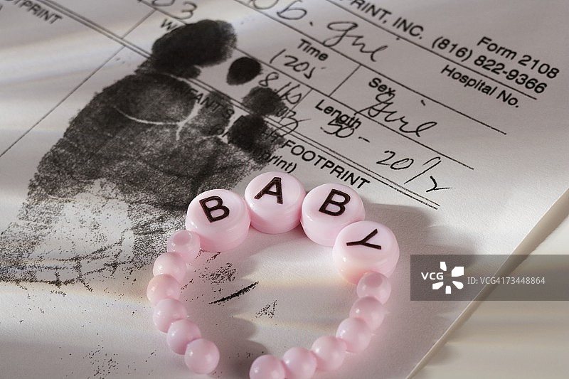 婴儿手镯和出生证明特写图片素材