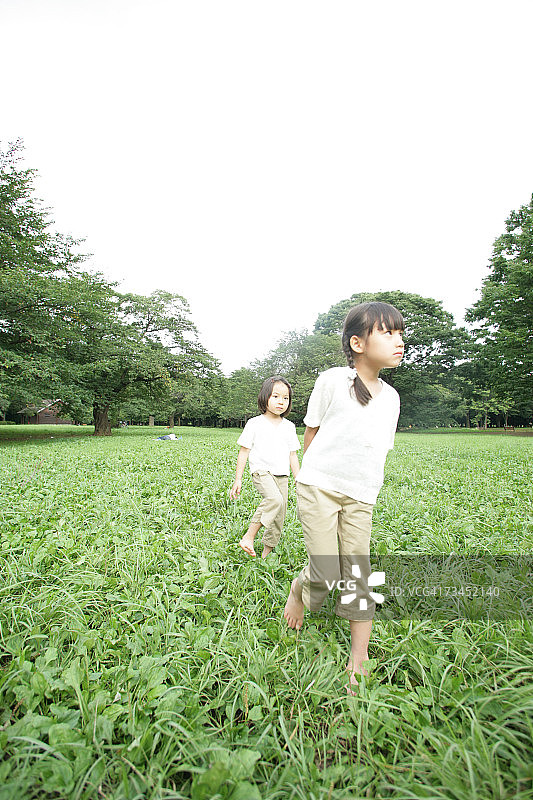 两个女孩在公园里玩耍图片素材