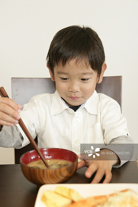 男孩拿着筷子特写图片素材