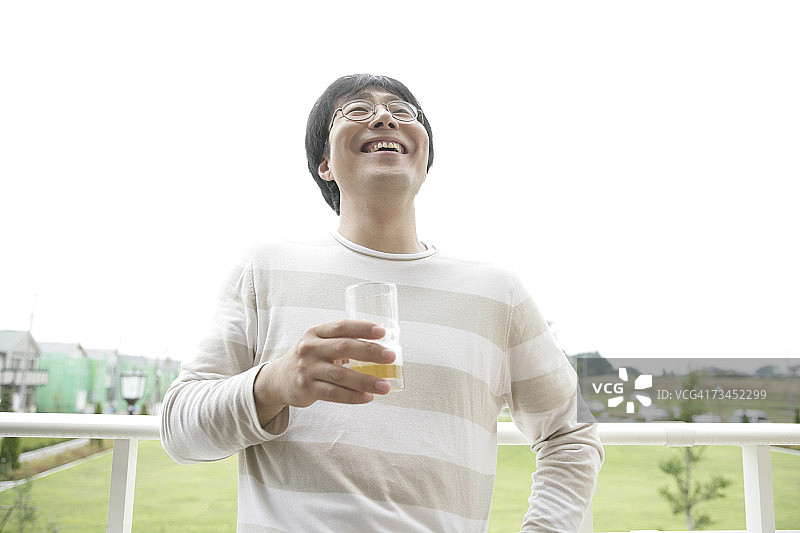 手持葡萄酒杯的中年男人特写图片素材