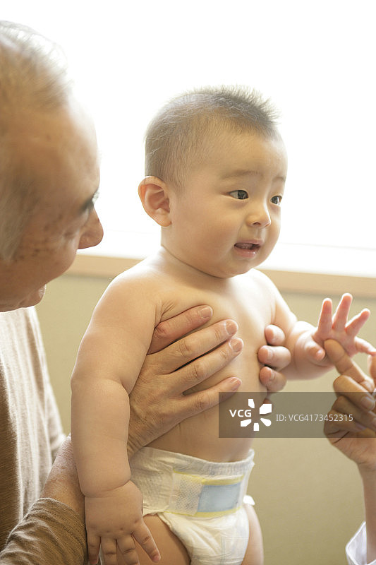 老年男人抱着孙子的特写图片素材