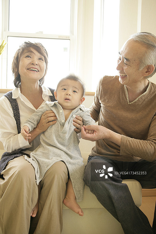 一对年长的夫妇和孙子的特写图片素材
