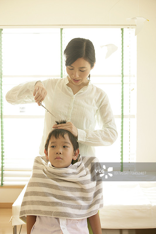 中年妇女给儿子理发图片素材