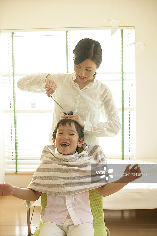 中年妇女给儿子理发图片素材