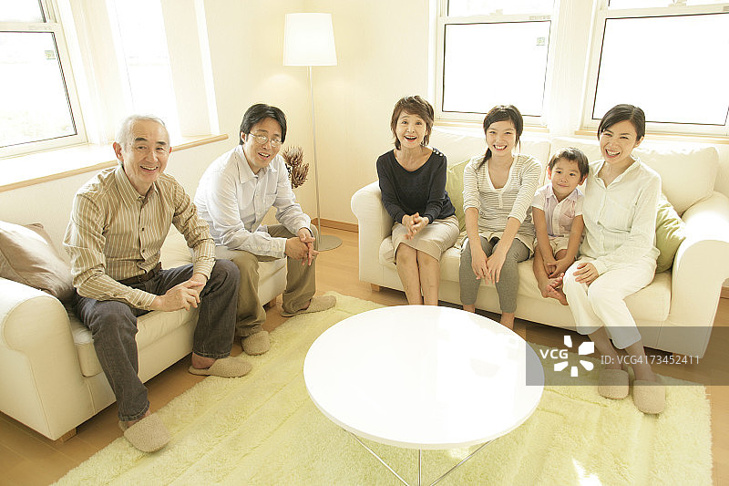 客厅里微笑的三代同堂家庭肖像图片素材