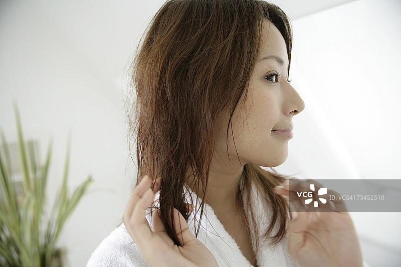 年轻女子手持头发特写图片素材