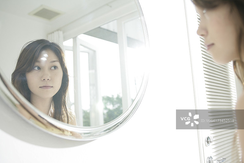 镜子中的年轻女子倒影图片素材