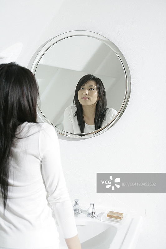 年轻女子照镜子背影图片素材